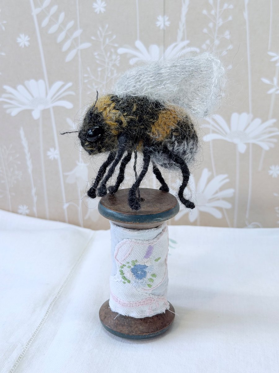 Bobbinbee - Knitted Bee on a vintage wooden bobbin