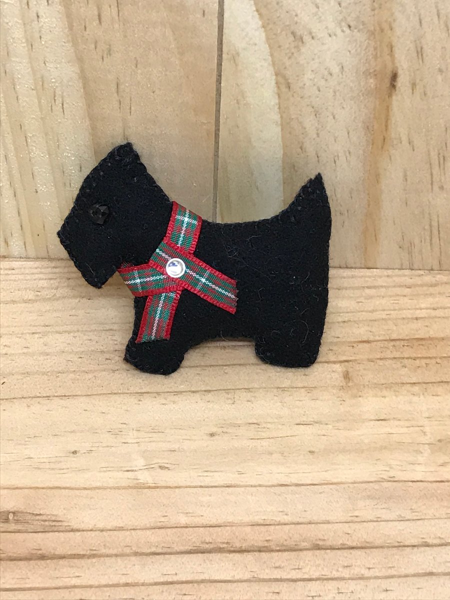 Felt Scotty Dog Brooch. (068)