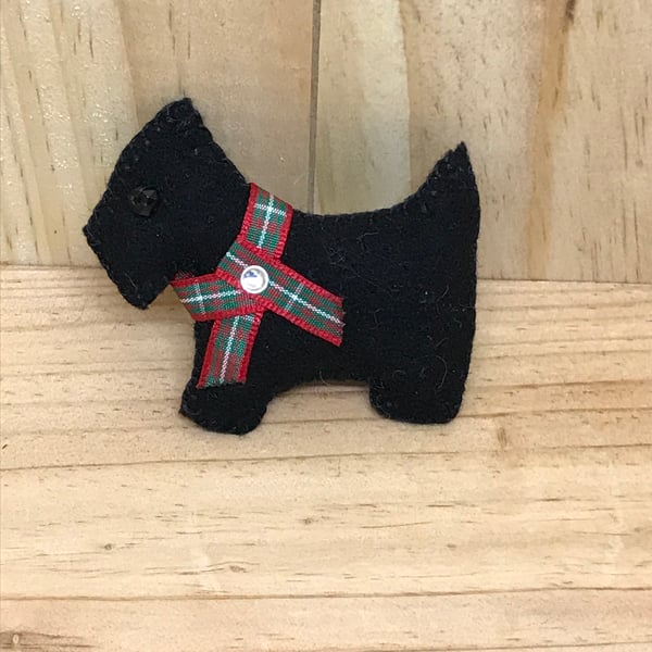 Felt Scotty Dog Brooch. (068)