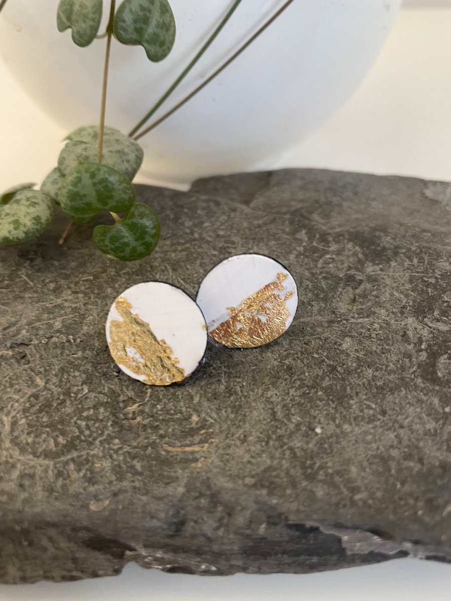 Stud earrings in white and gold