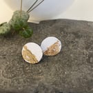 Stud earrings in white and gold