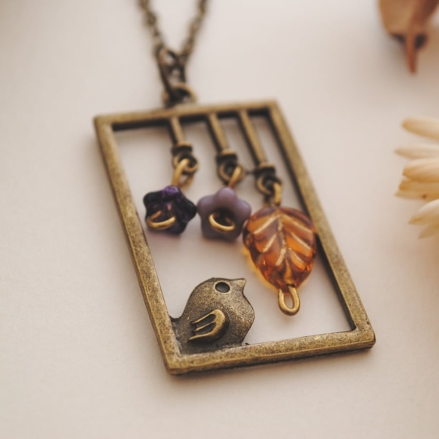 Bird necklace with flowers (amber leaf)