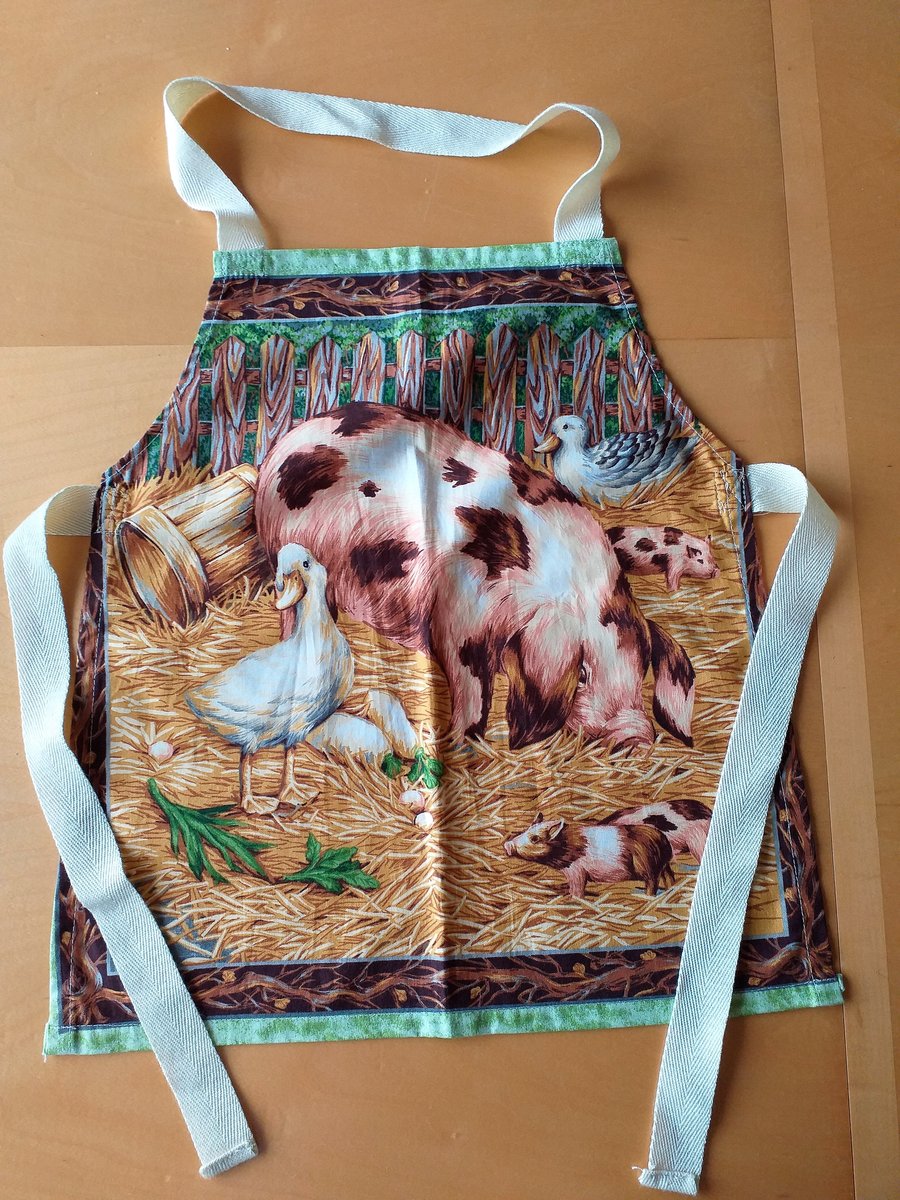 Pig and Ducks Apron age 2-6 approximately