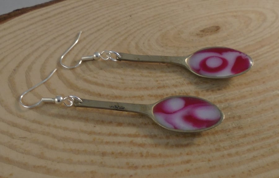 Upcycled Silver Plated Red and White Sugar Tong Spoon Drop Earrings SPE061928