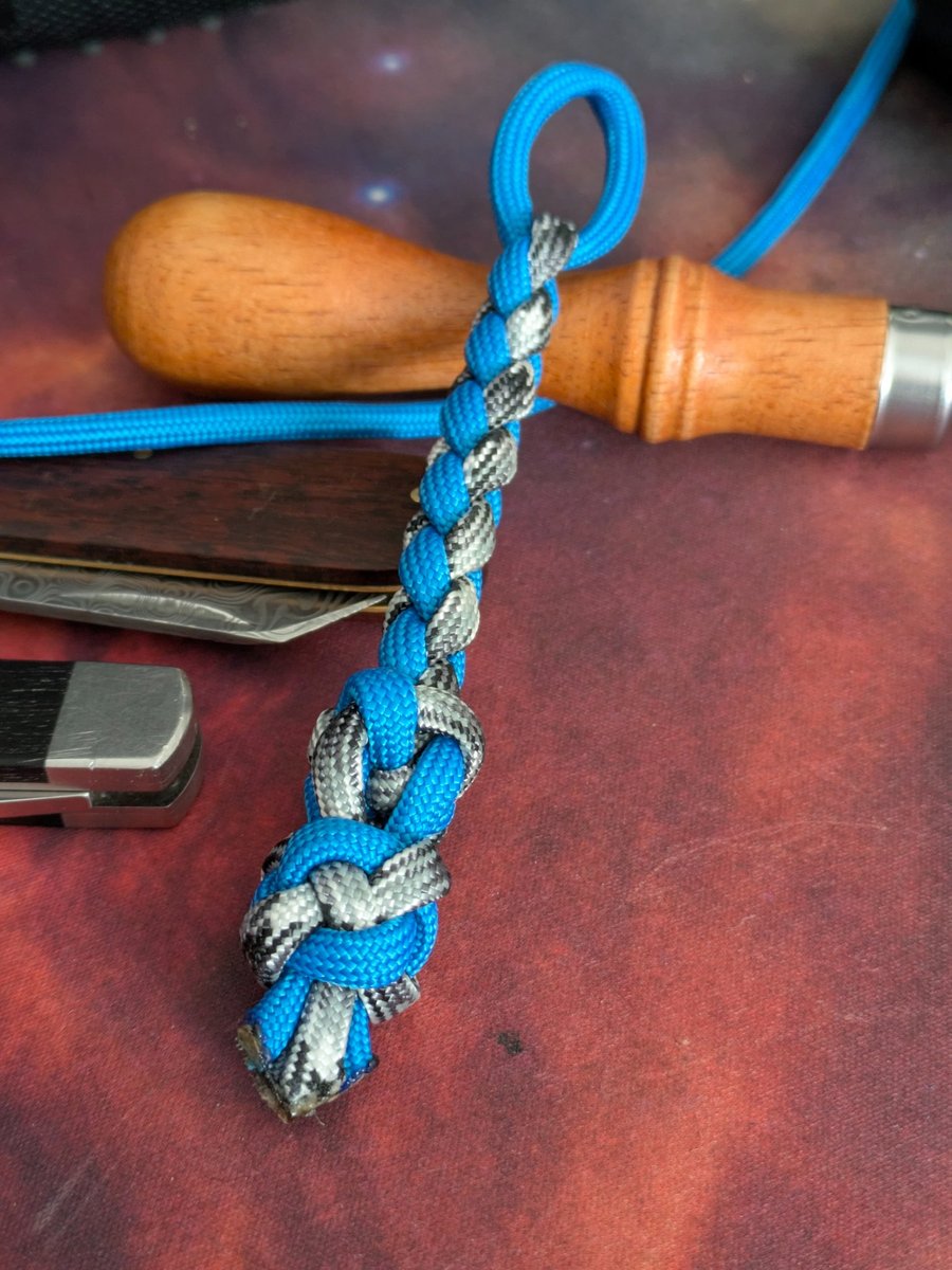 Round braid into modified diamond into diamond knot Paracord lanyard.
