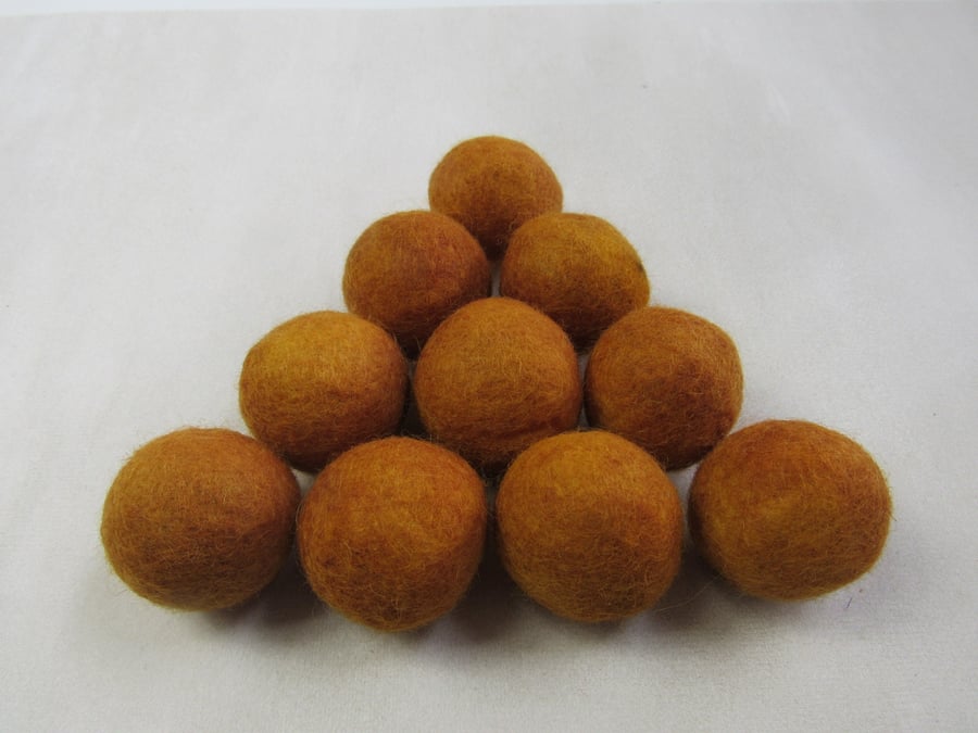10 Large 3cm Onion Gold Natural Dye Felt Balls
