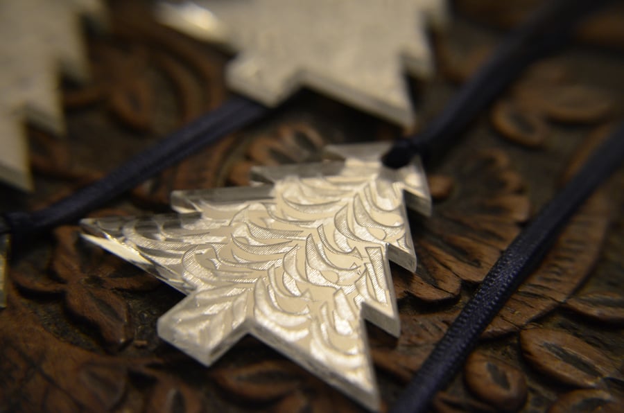 Laser-etched Christmas tree decorations (set of 6, silver)