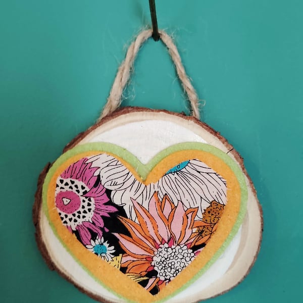 Wooden wall art heart (multi)