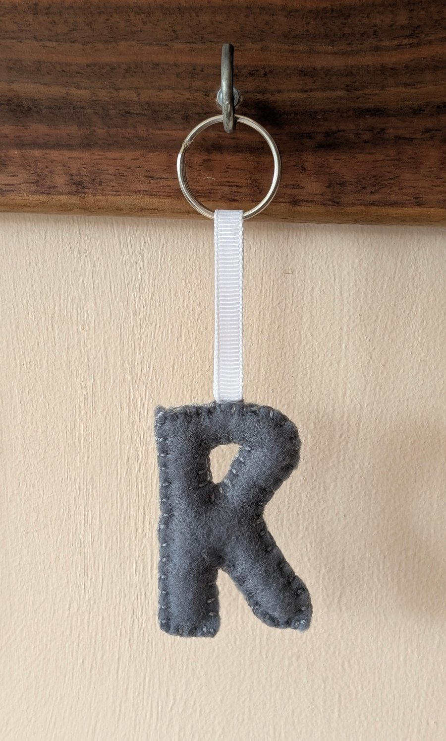 Handmade felt alphabet letter keyring R