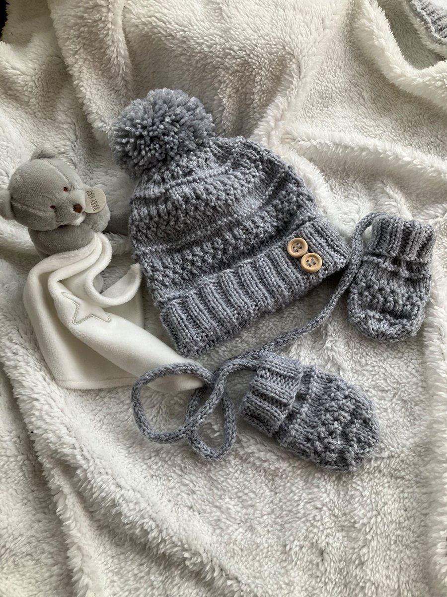 Hand Knitted 'Oliver' Hat & Mitts (0-6 months)