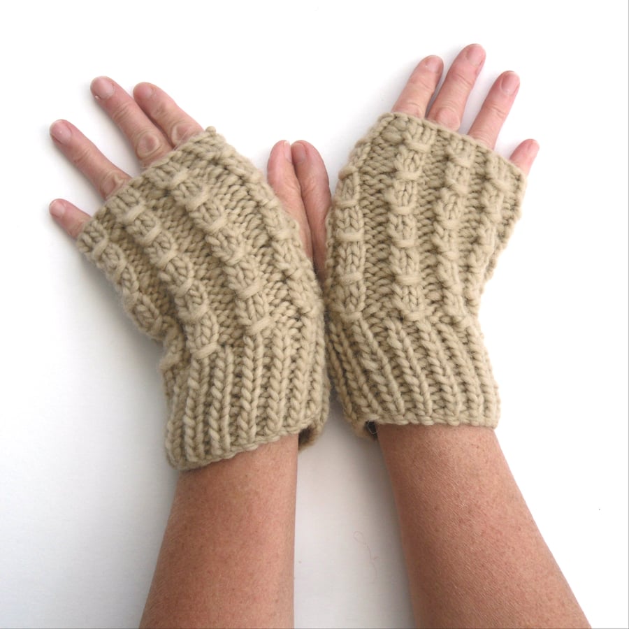 Cable fingerless gloves 