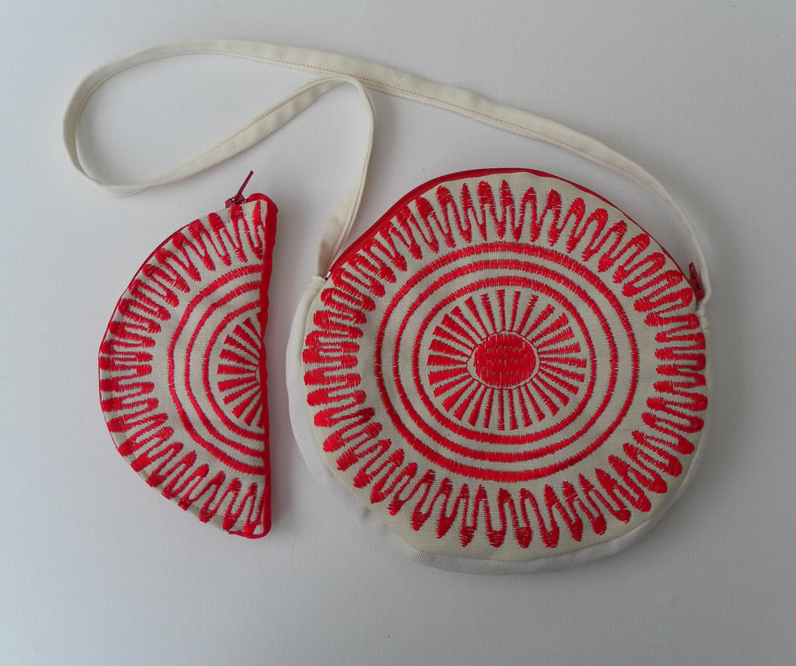 Beautiful Bundle, Shoulder Bag,  Matching Purse, Ecru, Red Sun Burst Pattern