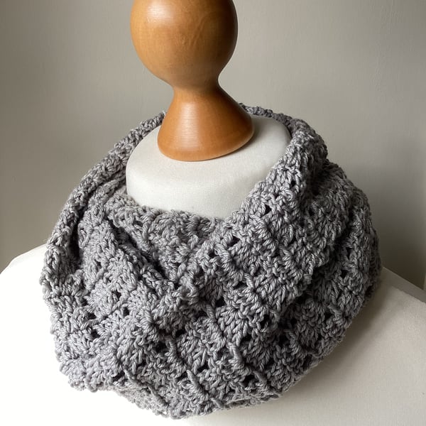 Infinity scarf in merino wool and silk in Silver Grey