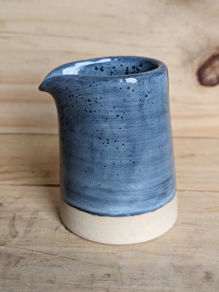 Diddy blue jug (white)