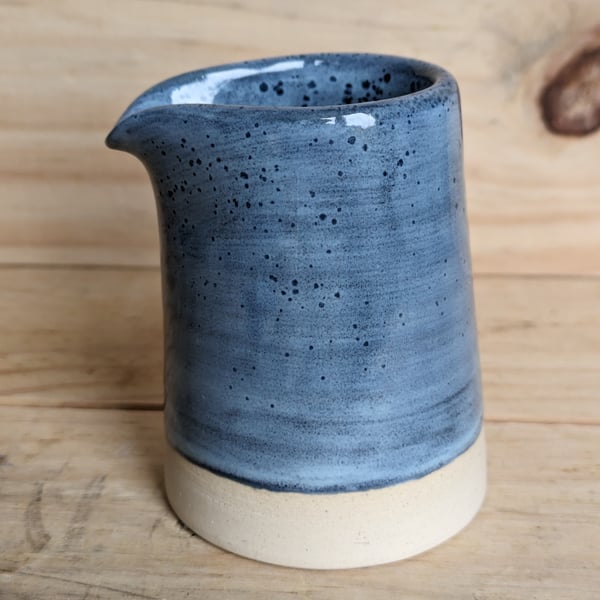 Diddy blue jug (white)