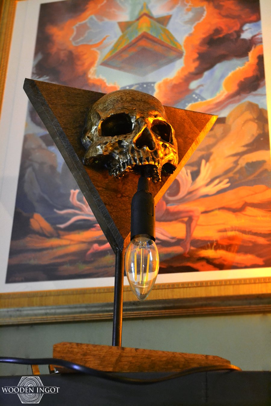 Skull Trine lamp from oak, resin and steel