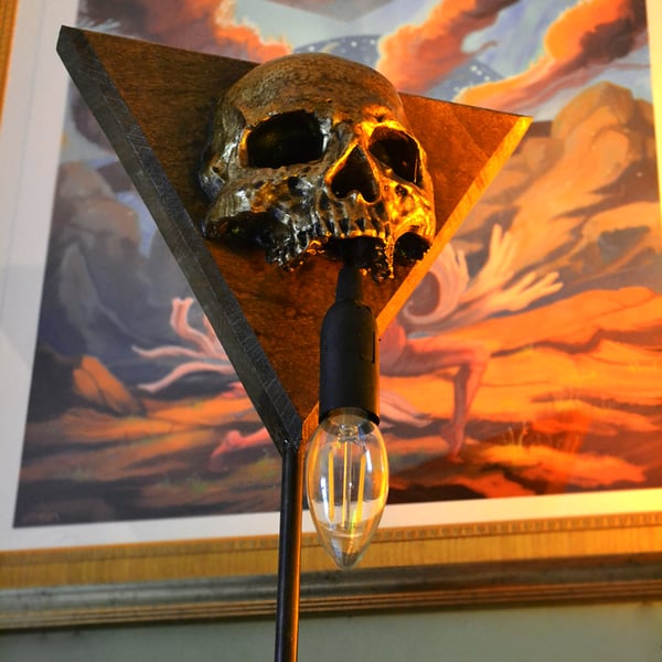 Skull Trine lamp from oak, resin and steel