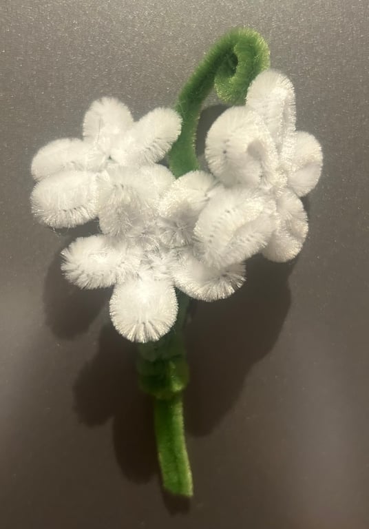 Pretty Posy white pipe cleaner three flower fridge magnet