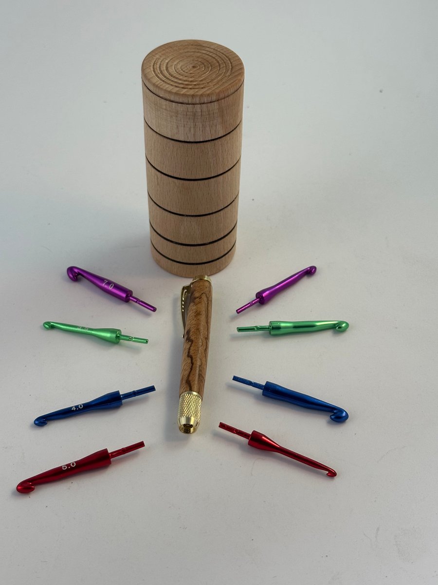 Crochet hook set with 8 hooks of different sizes from 3 to 7