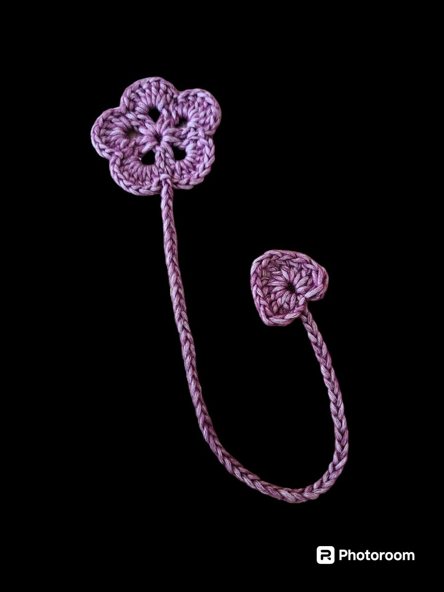 Crochet flower bookmark