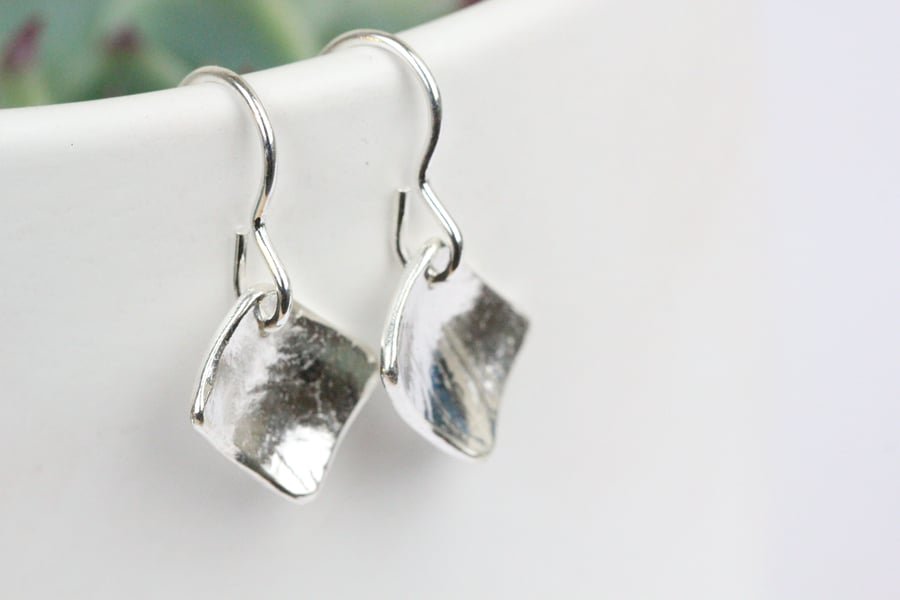 Lightly leaf patterned diamond shaped drop earrings
