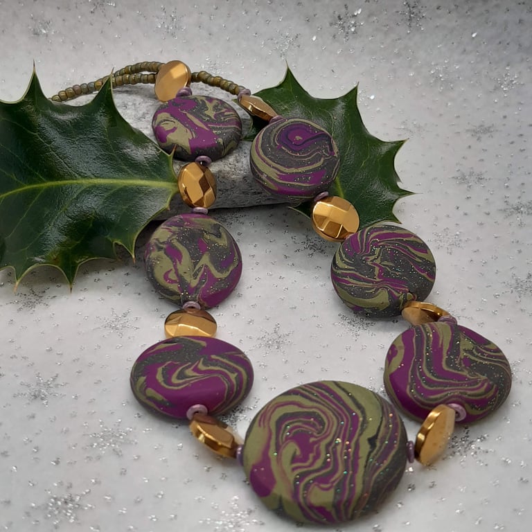 Disc shaped necklace in dark green and magenta