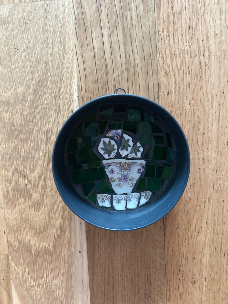Mini mosaic in round fish tin