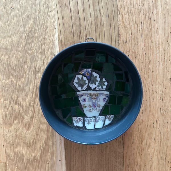 Mini mosaic in round fish tin