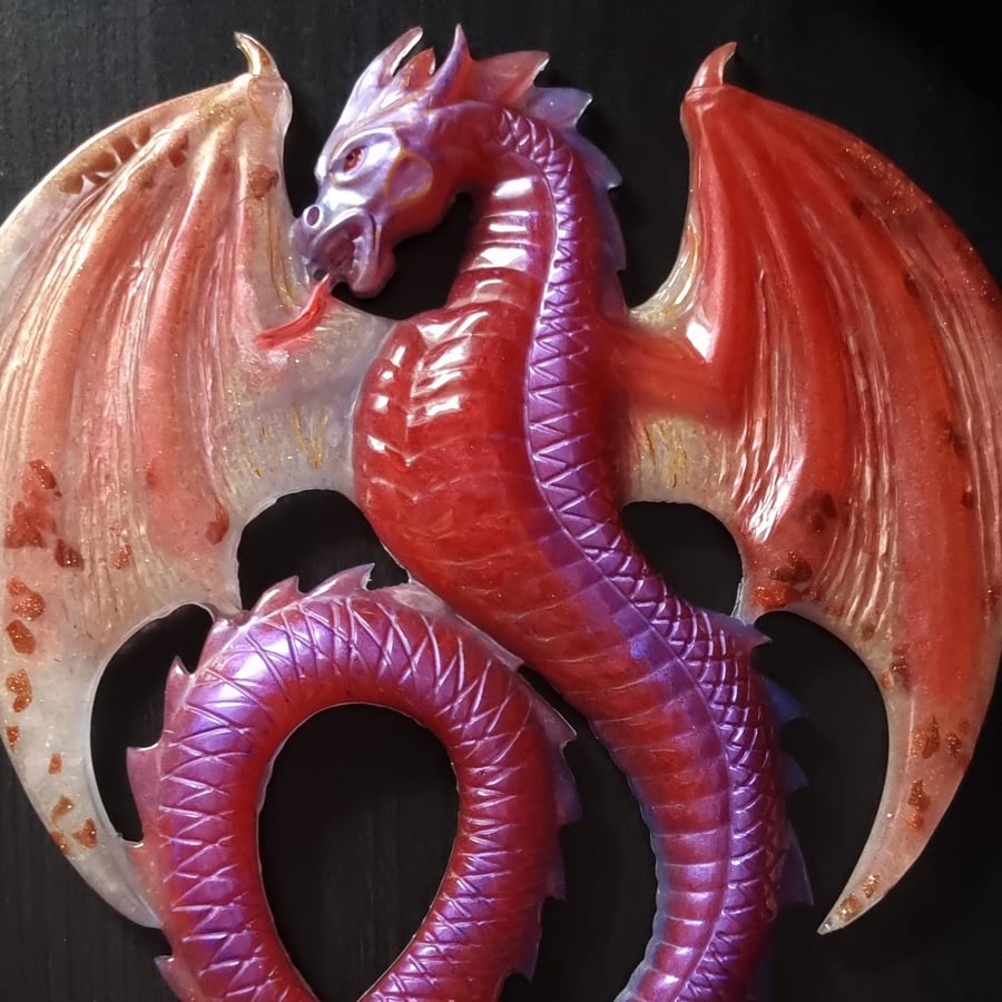 Resin blood dragon ornament ‘Volkan’, ideal for frames