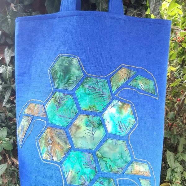 Shopping tote with mama and baby turtle design