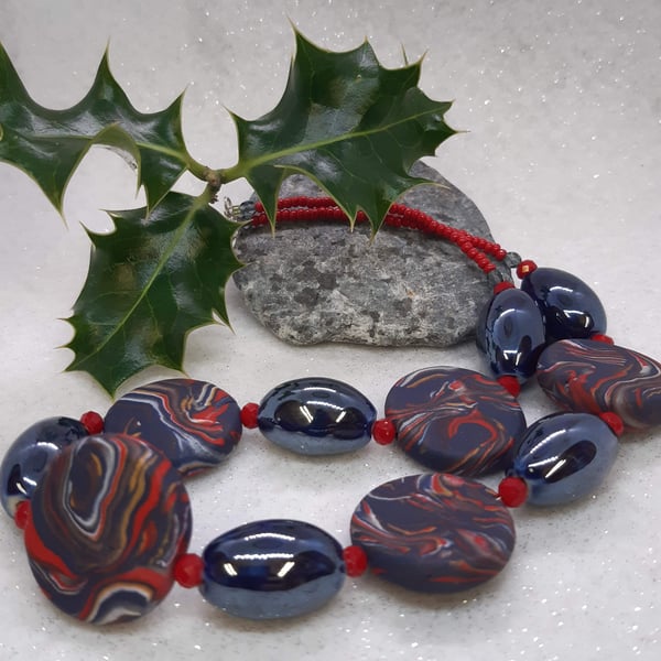Disc shaped necklace in navy, red and gold 