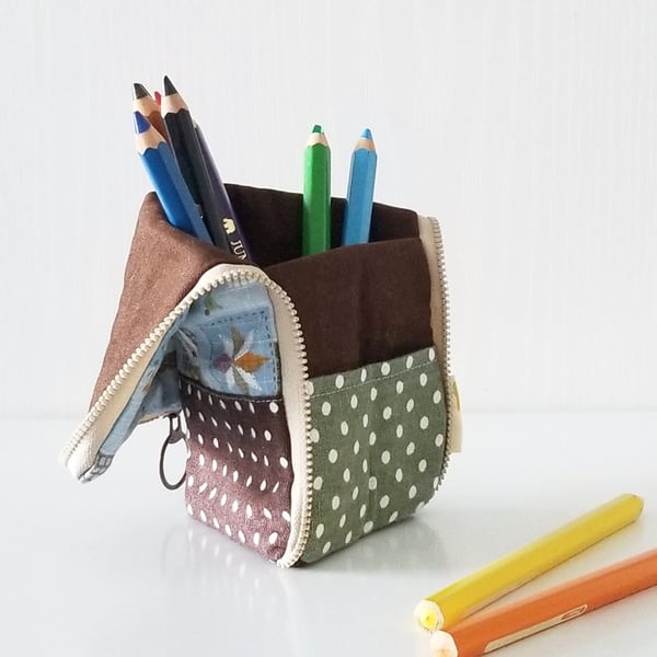 SIGNATURE ITEM Standing Pencil Case (Little girl x Blue, Brown)