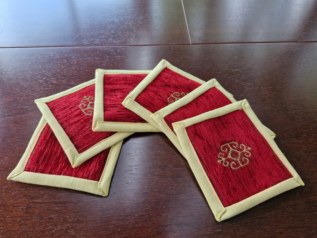 Luxurious Set of 6 fabric coasters in red and gold