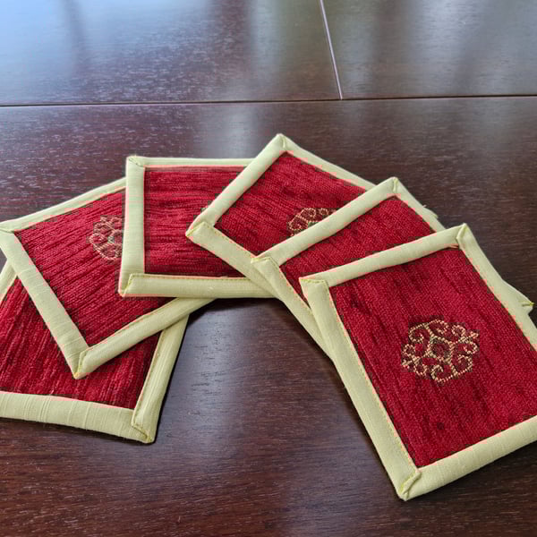 Luxurious Set of 6 fabric coasters in red and gold