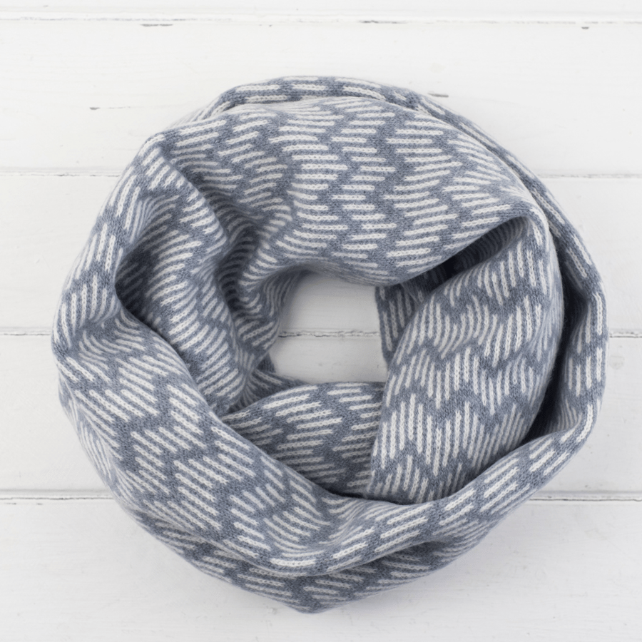 SECONDS SUNDAY Zig zag knitted circle scarf - seal and white