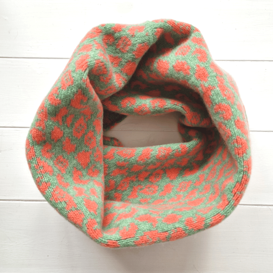SECONDS SUNDAY Leopard knitted cowl - coral and green