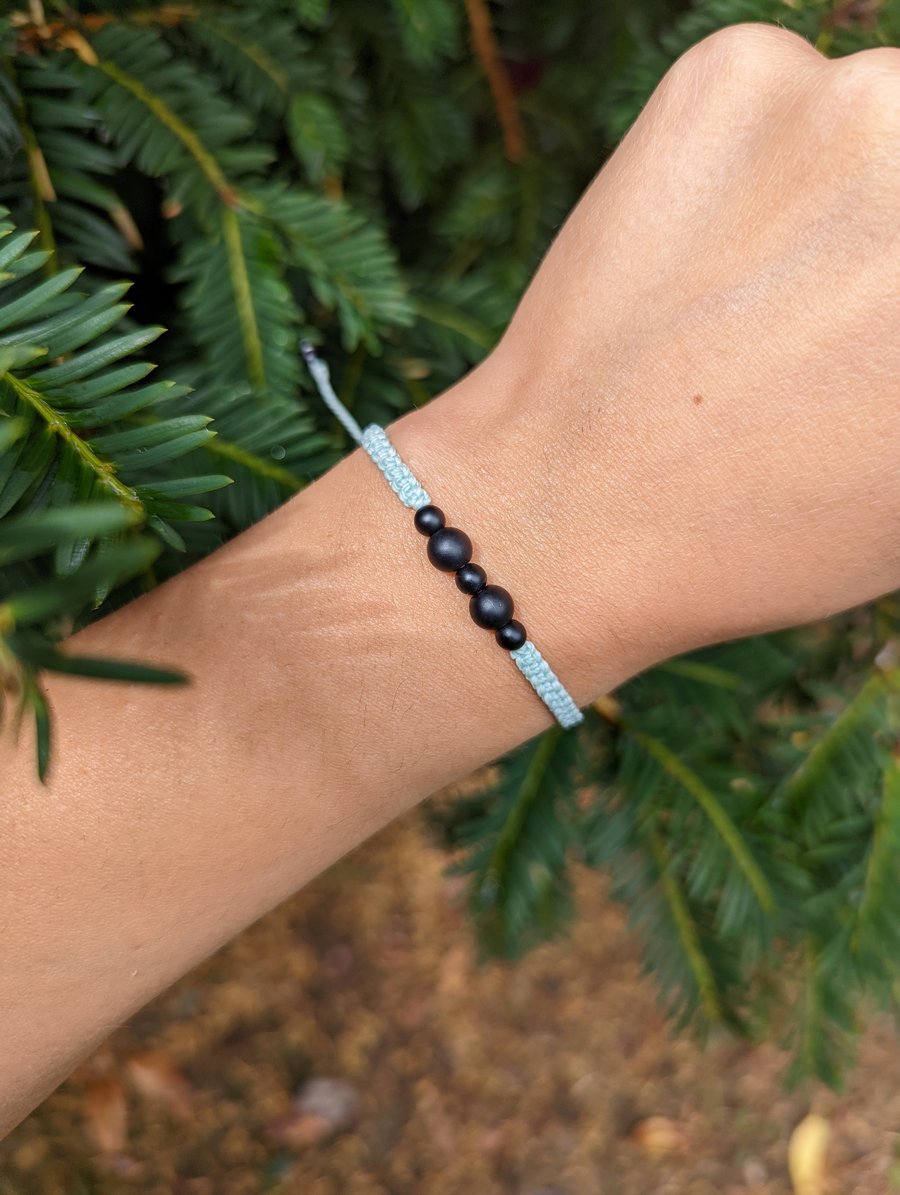 Beautiful adjustable bracelet in mint with natural stone onyx.