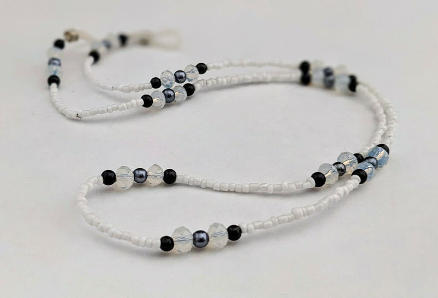 Black and white beaded sunglasses cord