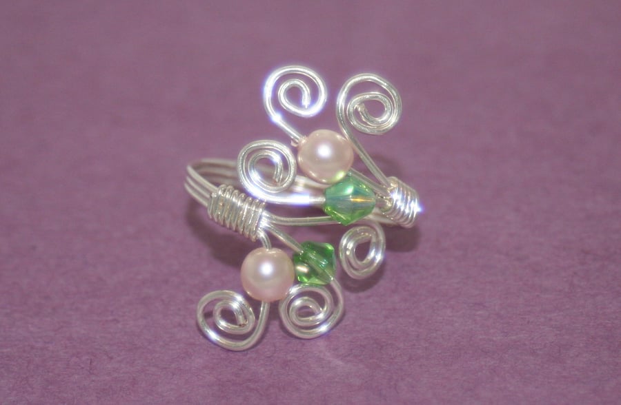 Adjustable wire ring with glass beads