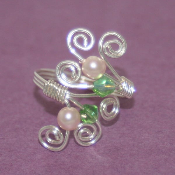 Adjustable wire ring with glass beads