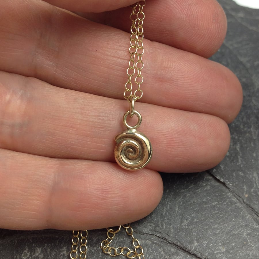9ct gold ammonite spiral pendant on fine chain