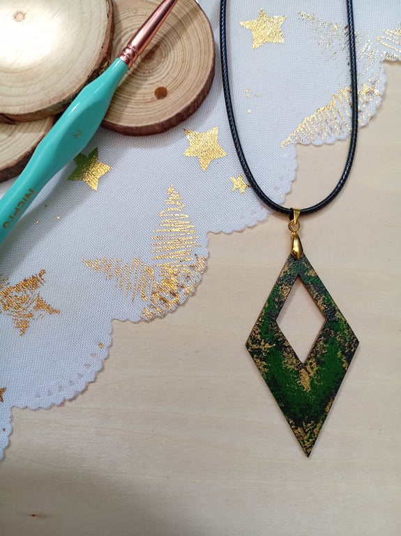 Gothic dark green hand painted diamond wooden necklace 