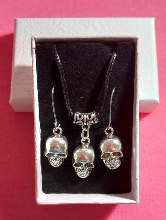 Goth jewellery Skull earrings,Boxed Necklace & Earrings set ,Halloween,Skeleton 