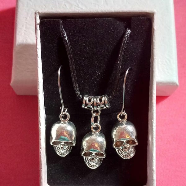 Goth jewellery Skull earrings,Boxed Necklace & Earrings set ,Halloween,Skeleton 