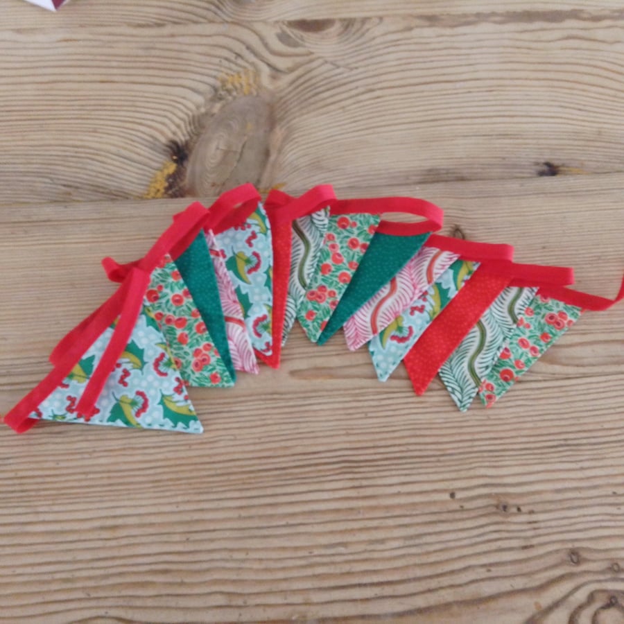 Handmade Christmas mini bunting in a red green colourway.