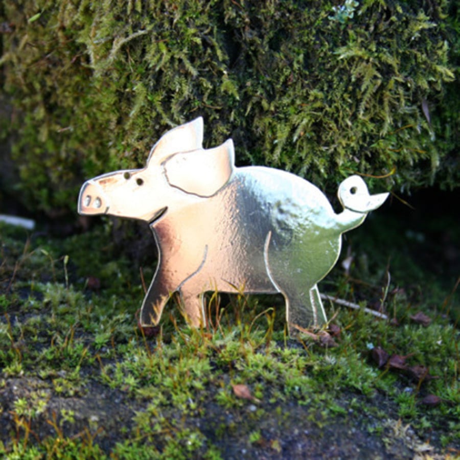 small pig brooch