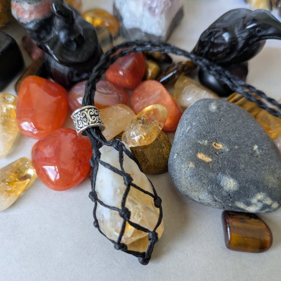 Macrame necklace with critrine point