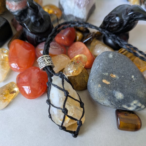 Macrame necklace with critrine point