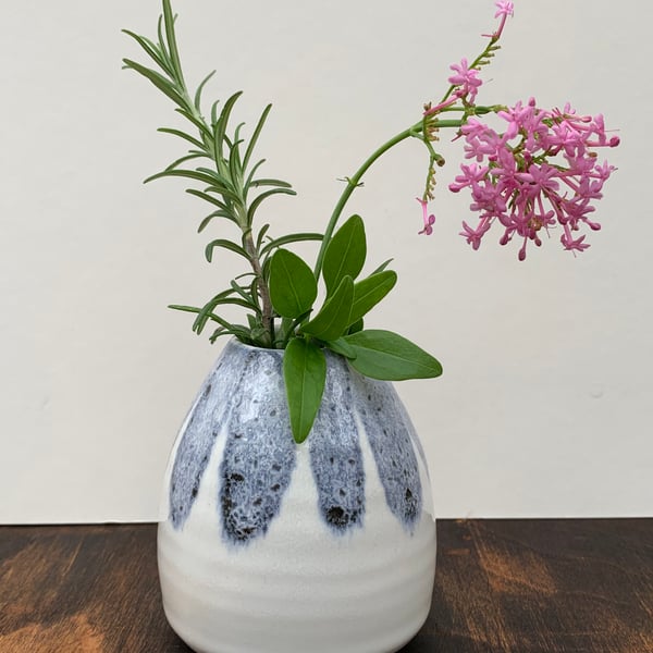 Bud Vase, white with blue decoration 