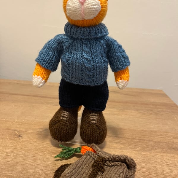 Knitted cat.